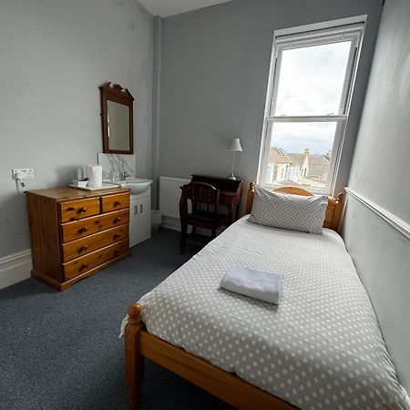 The Elms Guest House Bristol Filton Exteriör bild