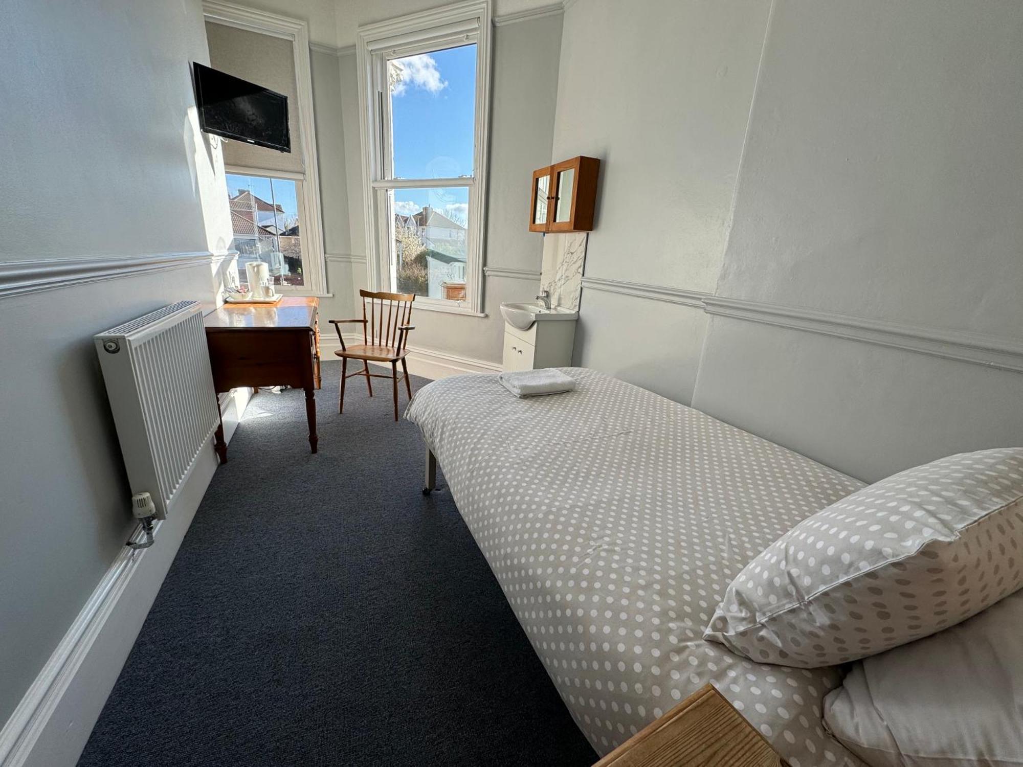 The Elms Guest House Bristol Filton Exteriör bild