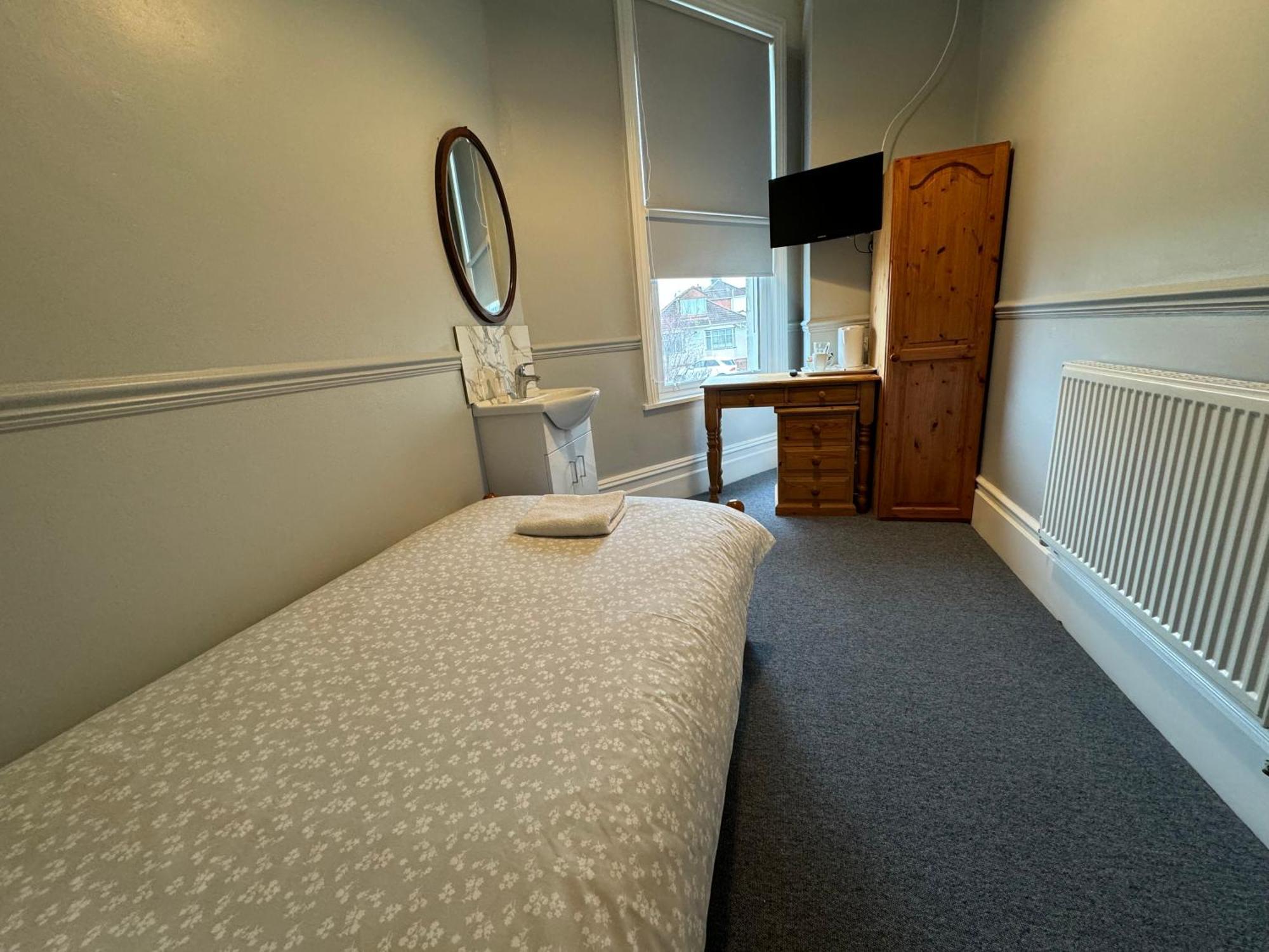 The Elms Guest House Bristol Filton Exteriör bild